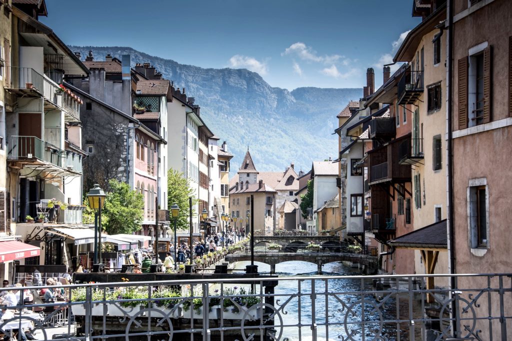 Vieille ville d'Annecy avec vue sur les Alpes