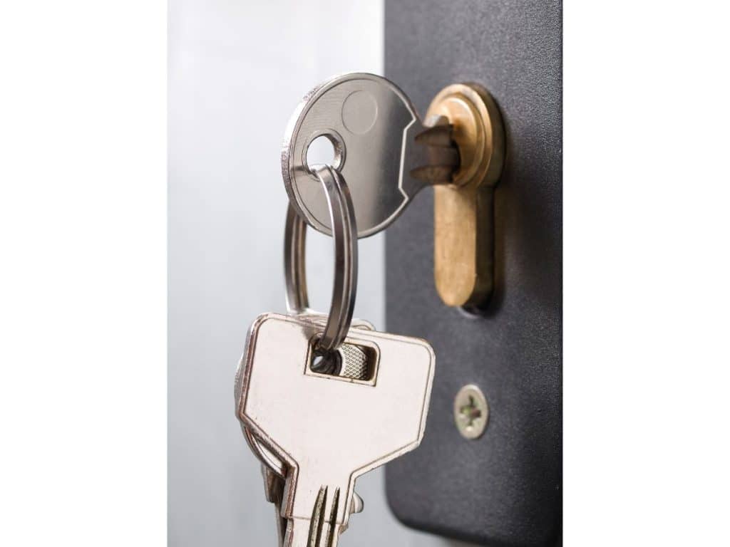 Comment débloquer une clé coincée dans un barillet sans la casser ?